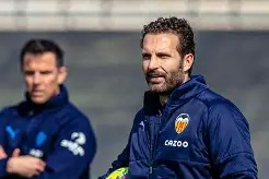 转折点瓦伦西亚再遭质疑瓦伦西亚扳平良机备战德国杯，巴塞罗那强势反弹备战中超看傻球迷的简单介绍